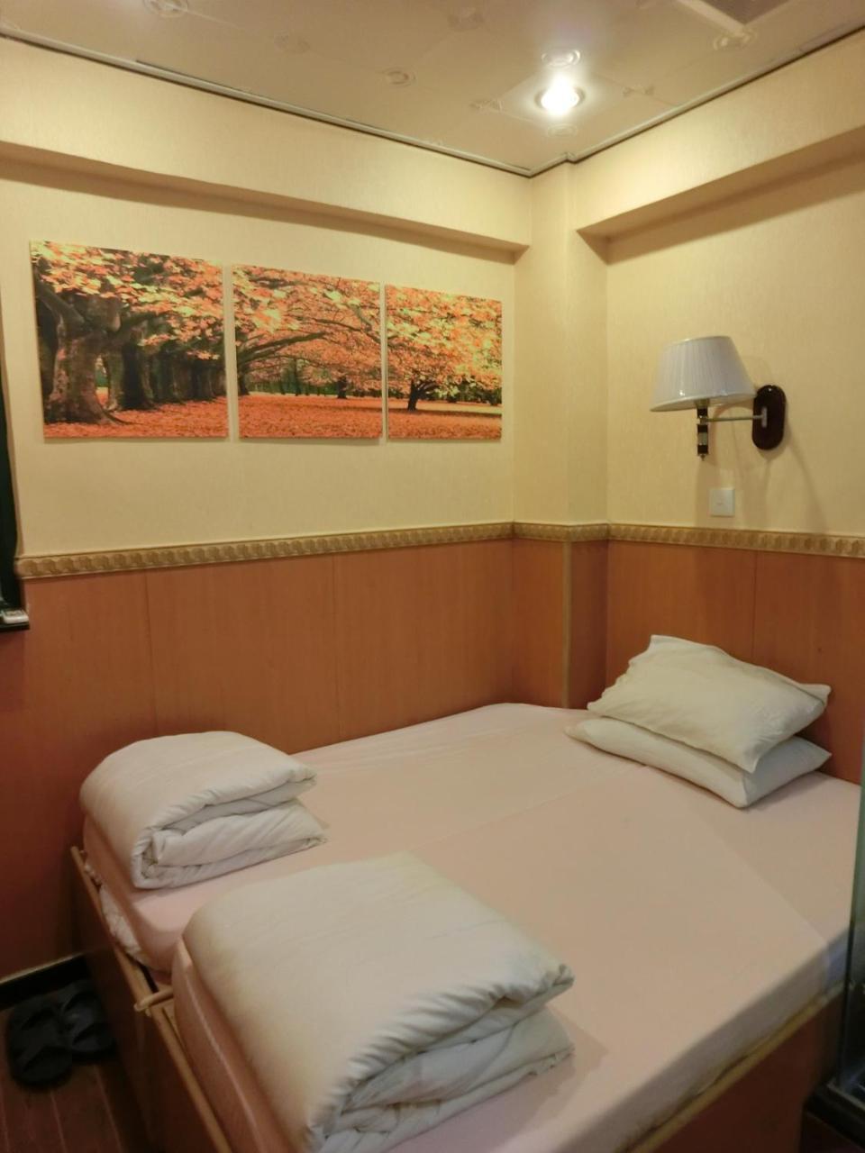 Just Inn On Nathan Road Гонконг Экстерьер фото