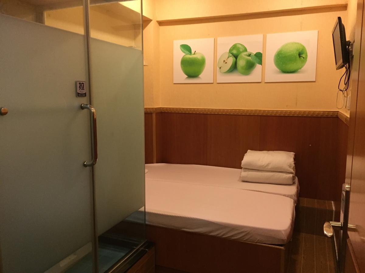 Just Inn On Nathan Road Гонконг Экстерьер фото